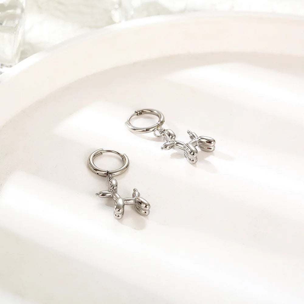 Miniatur-Glockenohrringe in Form von Hunden – Goldene Creolen mit lustigem Hundehänger